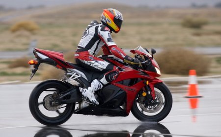 Honda CBR600RR 2009, предельное торможение - мотоцикл стабилен